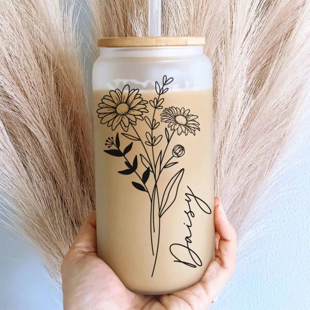 Personalised birth flower glass tumbler with Daisy name and floral design